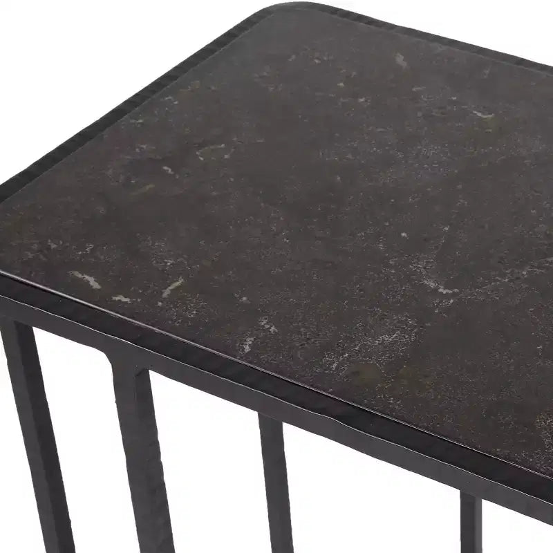 Table d'appoint rectangulaire à plateau en pierre bleue avec cadre en fer noir et détails sculptés, 61 cm de hauteur