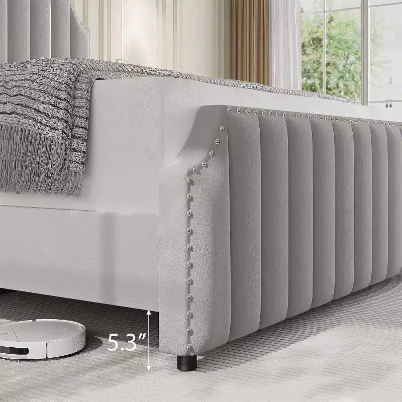 Cadre de lit plateforme Queen Size en velours avec tête et pied de lit touffetés à canaux de 50,2" de hauteur, garniture cloutée, gris