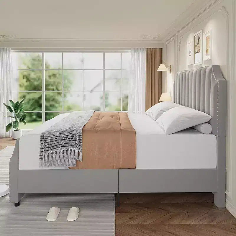 Cadre de lit plateforme Queen Size en velours avec tête et pied de lit touffetés à canaux de 50,2" de hauteur, garniture cloutée, gris