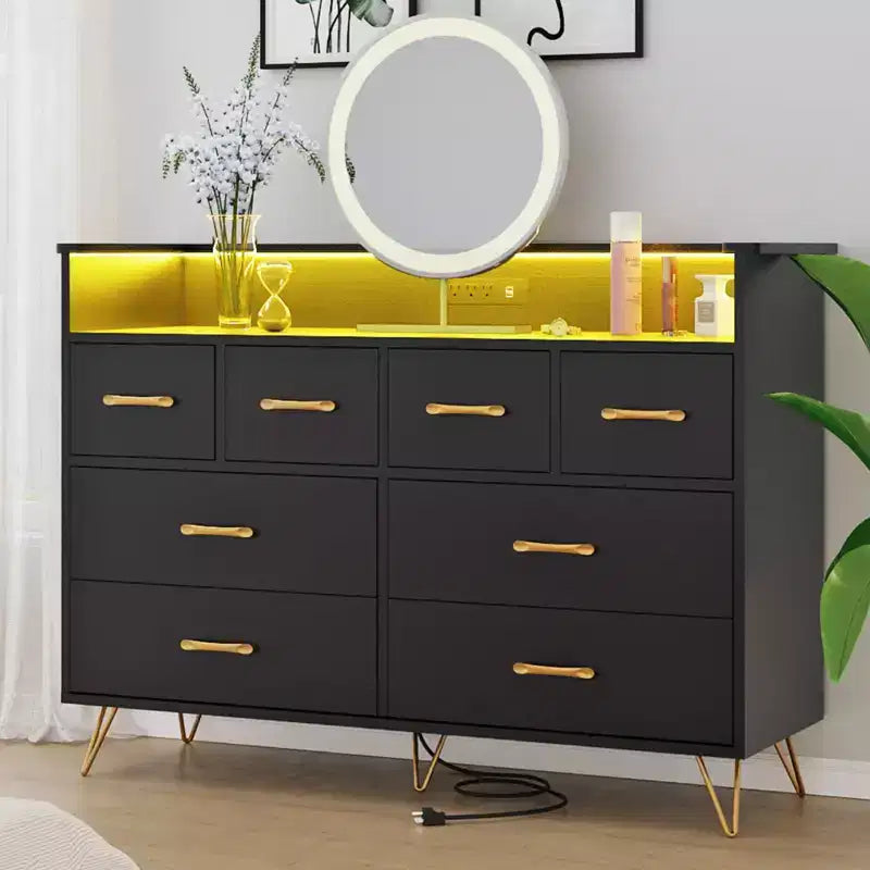 Commode 8 tiroirs avec prise de courant, lumières LED et poignées dorées, commode moderne en bois, blanche