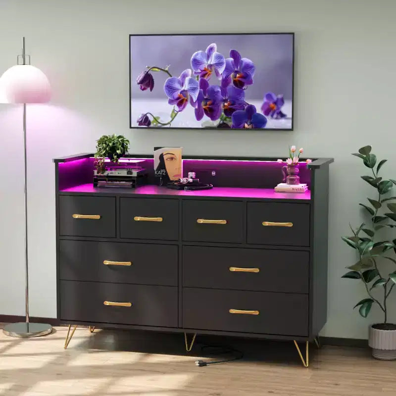 Commode 8 tiroirs avec prise de courant, lumières LED et poignées dorées, commode moderne en bois, blanche