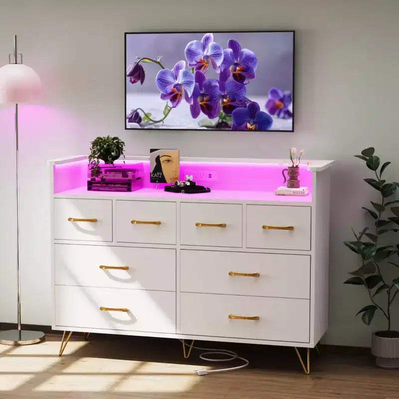 Commode 8 tiroirs avec prise de courant, lumières LED et poignées dorées, commode moderne en bois, blanche