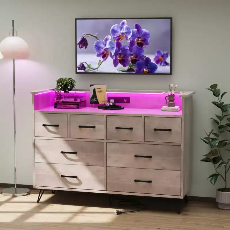 Commode 8 tiroirs avec prise de courant, lumières LED et poignées dorées, commode moderne en bois, blanche