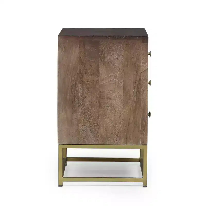 Table de chevet à 3 tiroirs en bois de manguier avec motif écaille de poisson doré et pieds en fer, style moderne du milieu du siècle