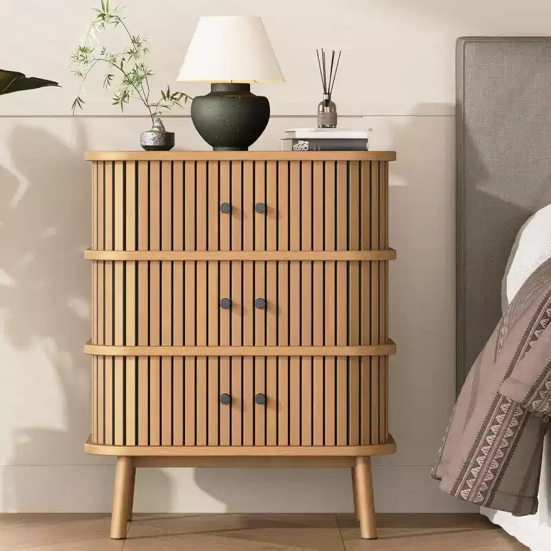 Commode 3 tiroirs en rotin du milieu du siècle, meuble de rangement naturel avec poignées noires et pieds en bois fuselés