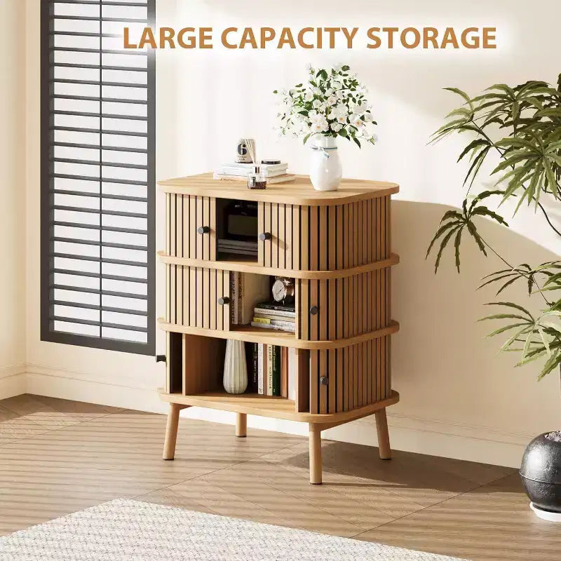 Commode 3 tiroirs en rotin du milieu du siècle, meuble de rangement naturel avec poignées noires et pieds en bois fuselés