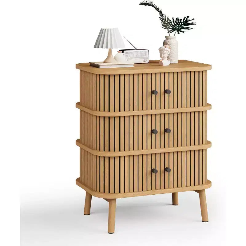 Commode 3 tiroirs en rotin du milieu du siècle, meuble de rangement naturel avec poignées noires et pieds en bois fuselés