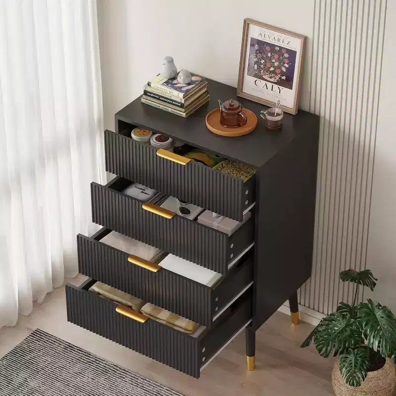 Commode 4 tiroirs cannelée avec poignées dorées et pieds en métal, commode de chambre moderne, Noir/Blanc