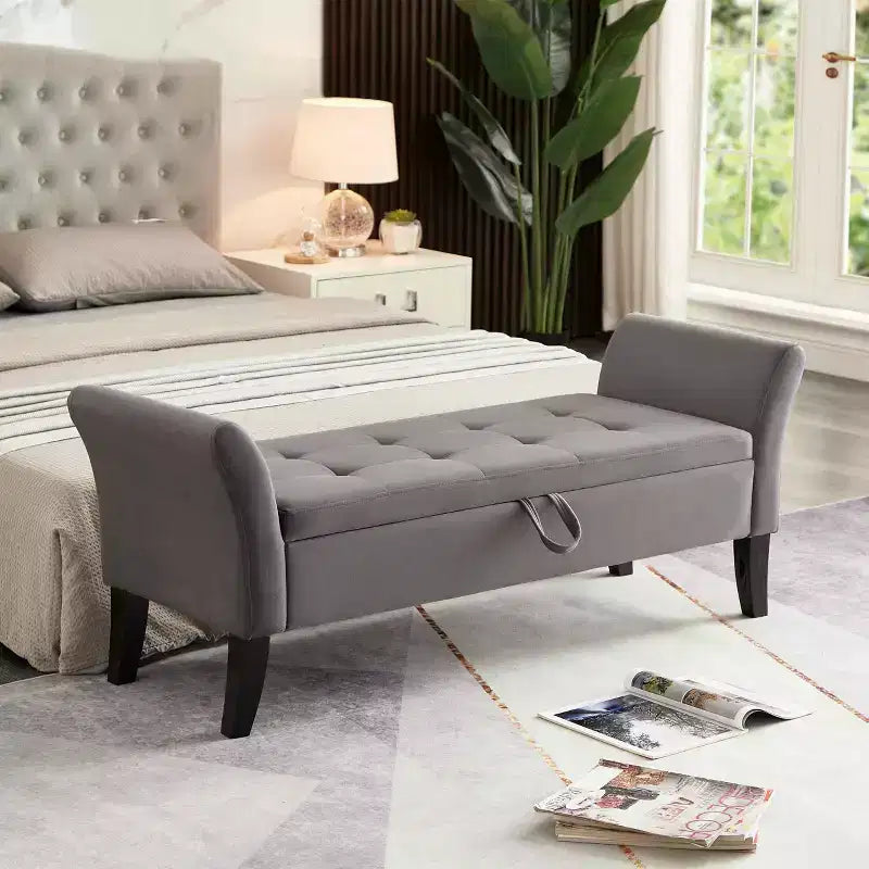 Banc de rangement capitonné en velours avec accoudoirs incurvés et pieds en bois massif, Pouf gris
