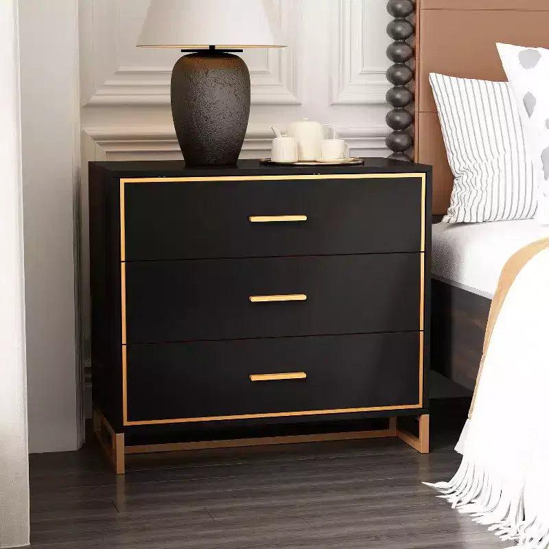 Table de chevet moderne à 3 tiroirs avec cadre métallique ouvert, finition noire et dorée, hauteur 72,9 cm