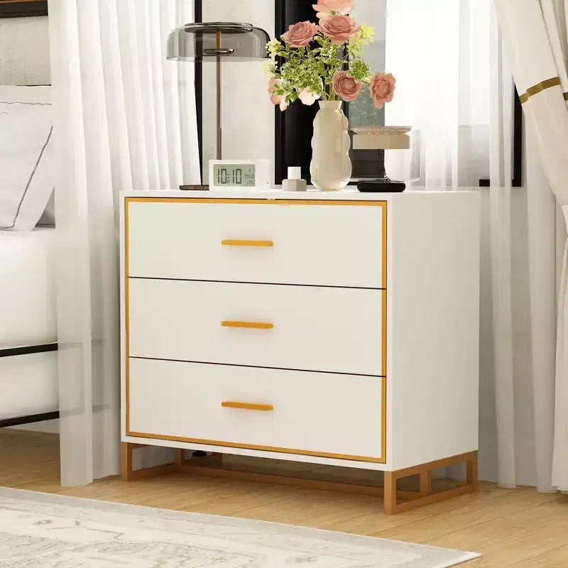 Table de chevet moderne à 3 tiroirs avec cadre métallique ouvert, finition noire et dorée, hauteur 72,9 cm