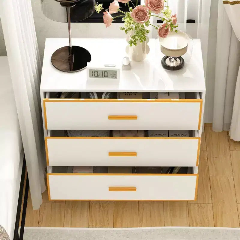 Table de chevet moderne à 3 tiroirs avec cadre métallique ouvert, finition noire et dorée, hauteur 72,9 cm