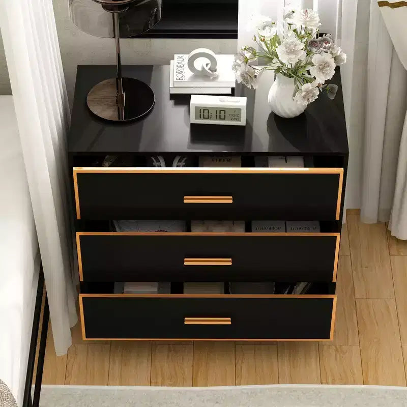 Table de chevet moderne à 3 tiroirs avec cadre métallique ouvert, finition noire et dorée, hauteur 72,9 cm