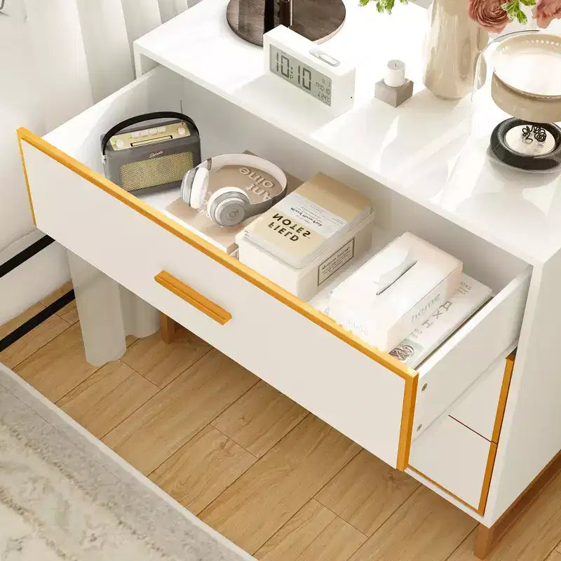 Table de chevet moderne à 3 tiroirs avec cadre métallique ouvert, finition noire et dorée, hauteur 72,9 cm