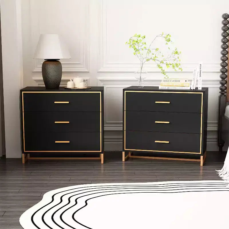 Table de chevet moderne à 3 tiroirs avec cadre métallique ouvert, finition noire et dorée, hauteur 72,9 cm