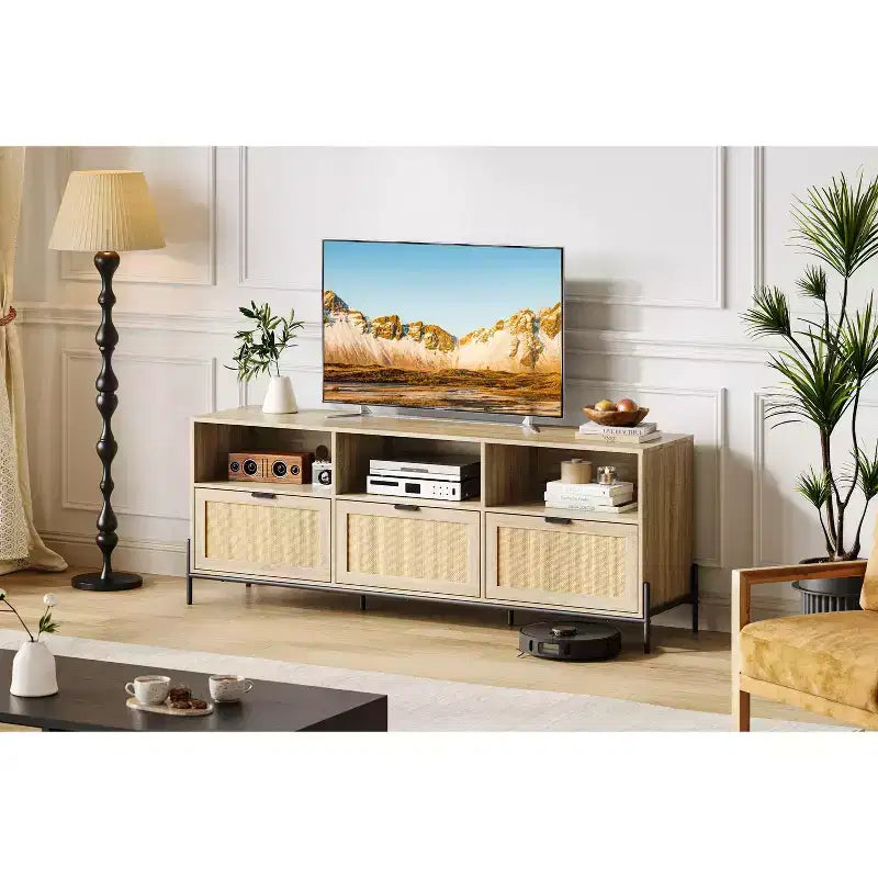 Meuble TV moderne en rotin pour téléviseurs jusqu'à 75", 3 tiroirs et étagères ouvertes, grain de bois naturel
