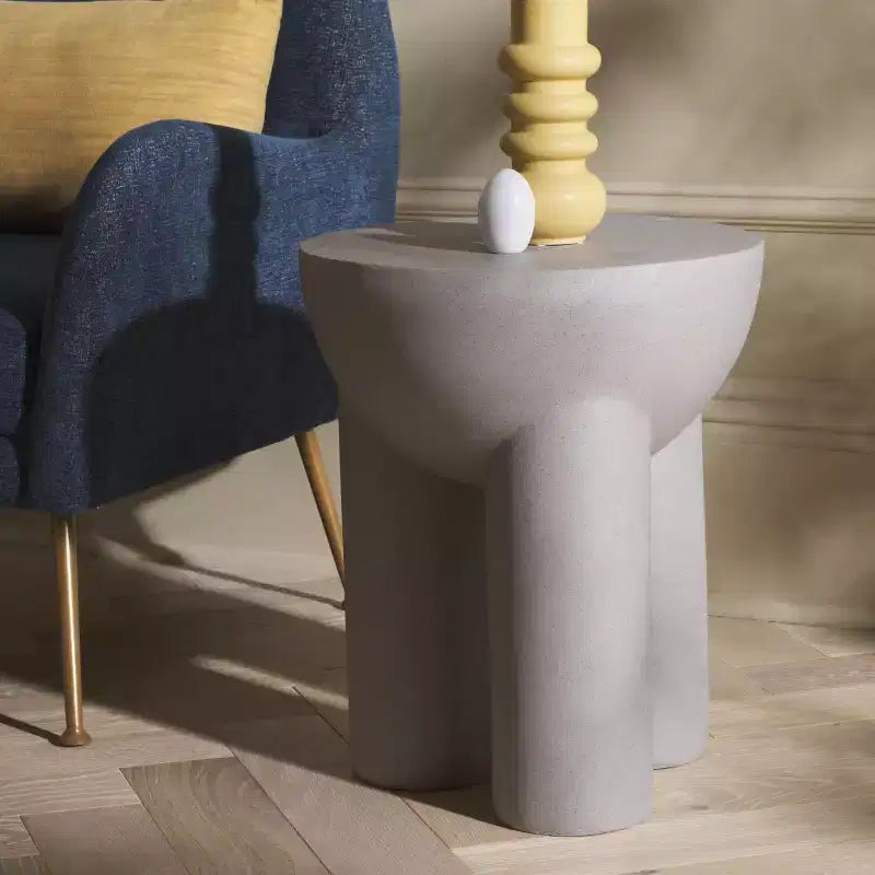 Table d'appoint ronde sculpturale en forme de tambour, finition aspect plâtre gris, 49,5 cm de hauteur