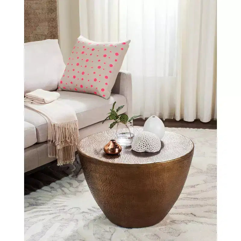 Table basse ronde en aluminium de style marocain avec texture organique, finition noire