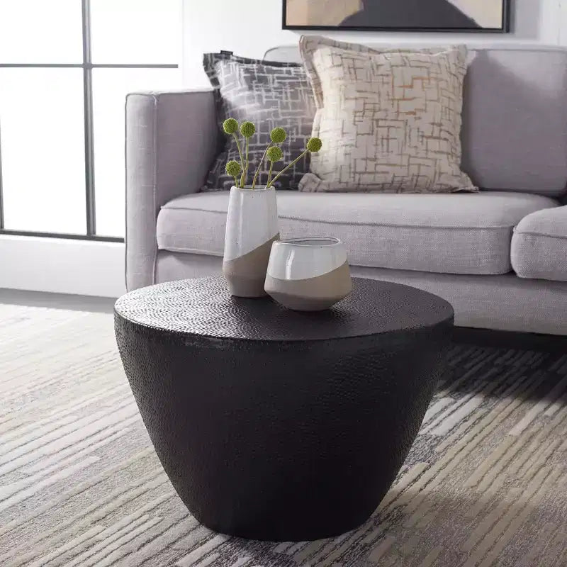 Table basse ronde en aluminium de style marocain avec texture organique, finition noire