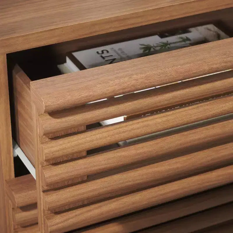 Table de chevet à 2 tiroirs avec détails en bois cannelé et pieds fuselés, finition noyer