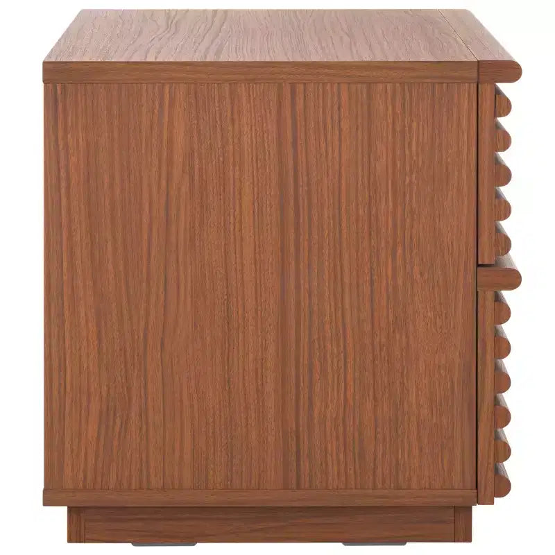 Table de chevet à 2 tiroirs avec détails en bois cannelé et pieds fuselés, finition noyer