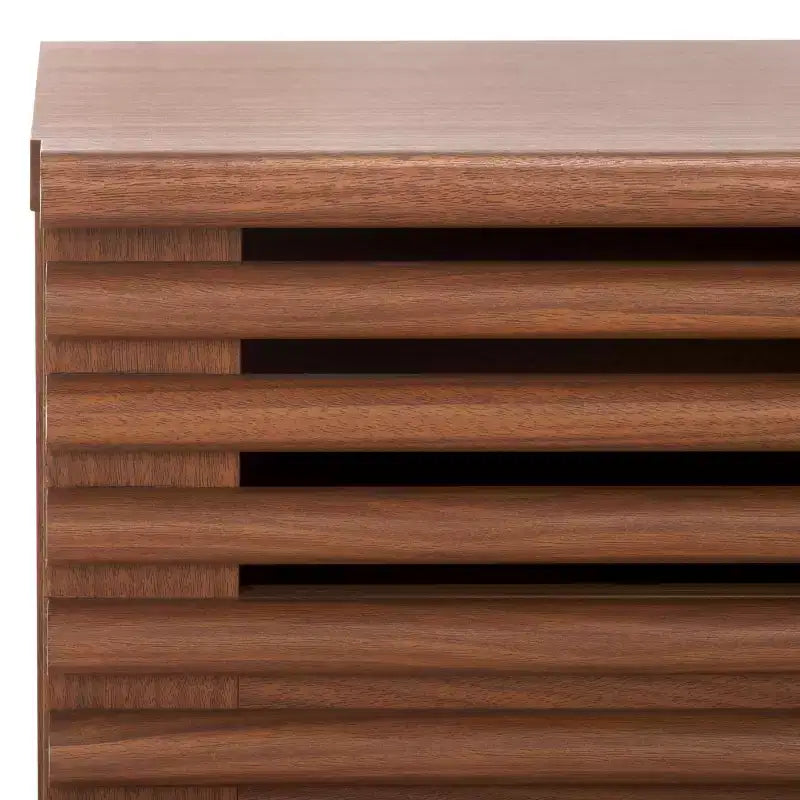 Table de chevet à 2 tiroirs avec détails en bois cannelé et pieds fuselés, finition noyer