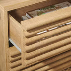 Table de chevet à 2 tiroirs avec détails en bois cannelé et pieds fuselés, finition noyer