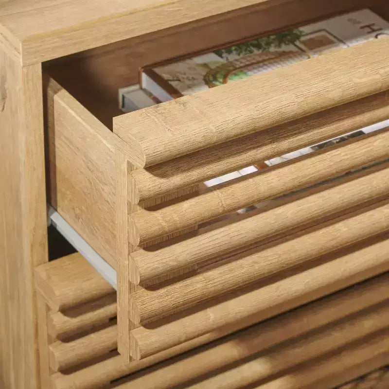 Table de chevet à 2 tiroirs avec détails en bois cannelé et pieds fuselés, finition noyer