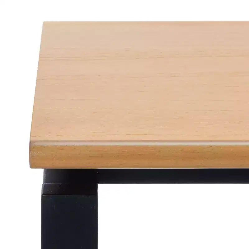 Bureau industriel avec détails encastrés, plateau en bois naturel et piétement noir